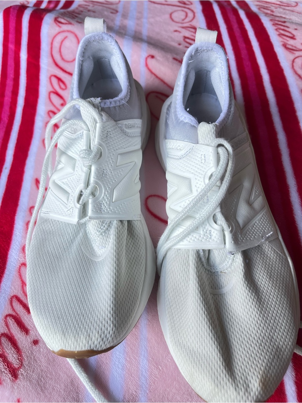 New Balance All-White Athletic Sneakers size 9.5 beautiful shape. 👟👟👟